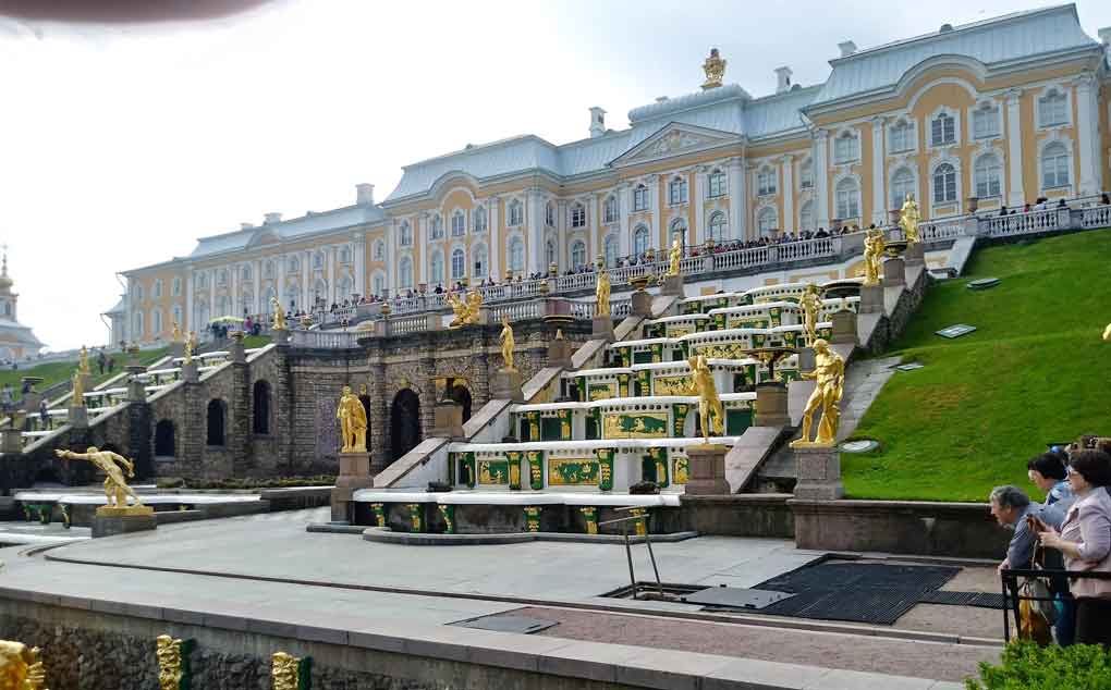 Palacio rosa com escadarias douradas