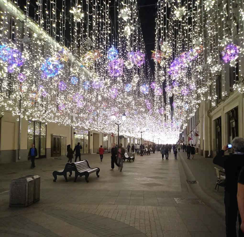 Rua com luzes em Moscou