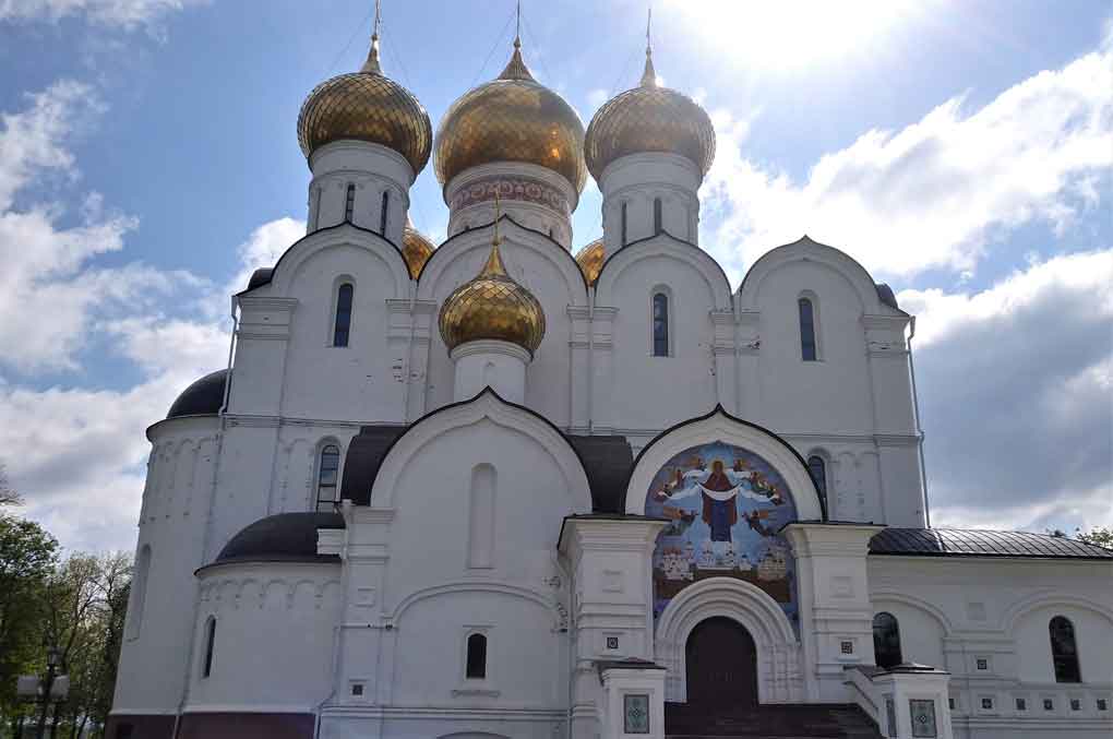 Catedral branca com diversas cúpulas douradas